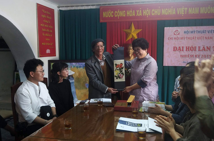 Hội Văn học nghệ thuật tỉnh Lâm Đồng gặp gỡ họa sỹ tỉnh Chungbuk Hàn Quốc