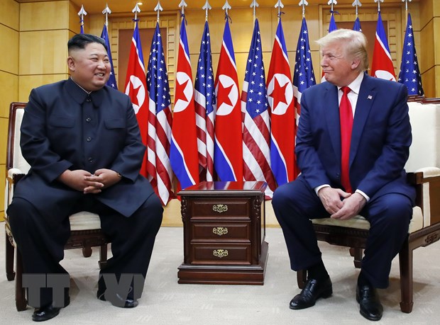 Nhà lãnh đạo Triều Tiên Kim Jong-un (trái) trong cuộc gặp Tổng thống Mỹ Donald Trump tại Khu vực An ninh chung Panmunjom thuộc Khu phi quân sự chia cách hai miền Triều Tiên, ngày 30/6/2019
