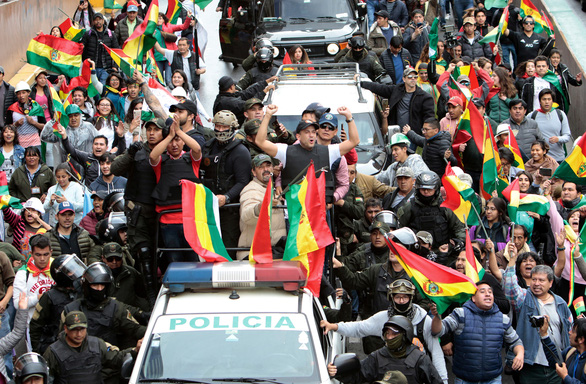 Dòng người biểu tình vui mừng sau khi Tổng thống Evo Morales tuyên bố từ chức ngày 10-11 tại La Paz, Bolivia
