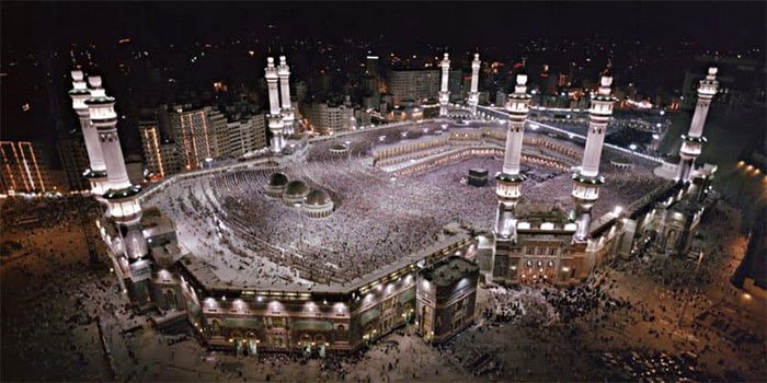 Theo MSN Money, nhà thờ Hồi giáo vĩ đại Mecca với tên gọi Masjid al-Haram chính là công trình đứng vị trí số 1 có trị giá lên đến 100 tỷ USD, vượt xa tất cả các đối thủ. Đây chính là thánh địa - nơi mà mọi tín đồ Hồi giáo sẽ phải đến hành hương ít nhất một lần trong đời, nếu có thể.