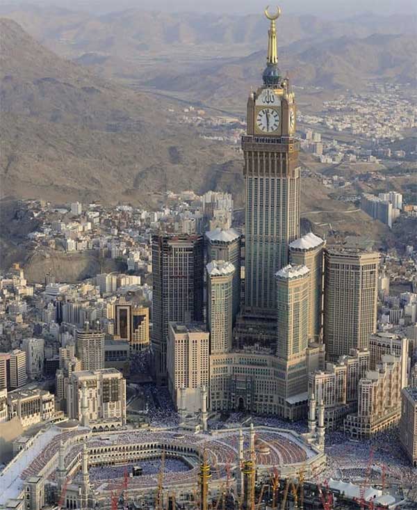 Đứng thứ 2 trong danh sách của MSN Money là Khách sạn Abraj Al-Bait (nằm ngay cạnh Masjid al-Haram), do nhà vua Ả-rập Xê-út xây để phục vụ khách hành hương, có giá trị 16 tỷ USD.