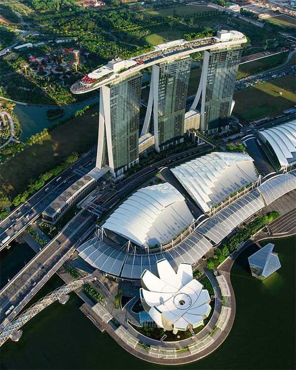Đứng thứ 3 chính là "du thuyền trên không" Marina Bay Sands ở Singapore, với chi phí xây dựng lên tới 5,2 tỷ USD.