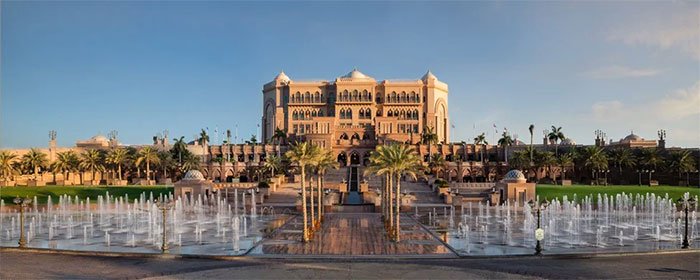 Đứng thứ 8 trong danh sách là Khách sạn Emirates Palace nguy nga như một cung điện ở thủ đô Abu Dabi của UAE, với chi phí xây dựng 3,8 tỷ USD