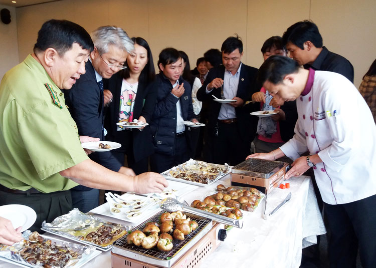 Đại biểu dự hội nghị về KDTSQ Lang Biang thưởng thức sản phẩm nấm do các hộ dân được Dự án hỗ trợ trồng