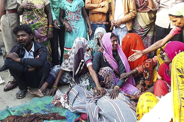 Thi thể các nạn nhân trong một vụ tai nạn giao thông đường bộ ở Ấn Độ