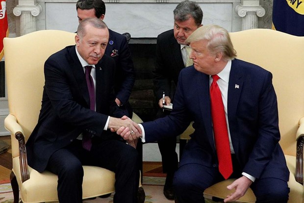 Tổng thống Thổ Nhĩ Kỳ Recep Tayyip Erdogan (trái) và người đồng cấp Mỹ Donald Trump tại Nhà Trắng