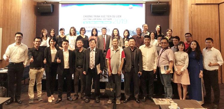 Đoàn Famtrip của Hiệp hội Du lịch Lâm Đồng - Đà Lạt chụp ảnh lưu niệm của Hiệp hội Du lịch Kuala Lumpur và các doanh nghiệp lữ hành Malaysia