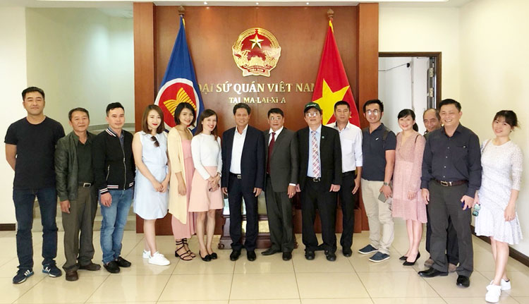 Thành viên Đoàn công tác thăm và chụp ảnh lưu niệm tại Đại sứ quán Việt Nam tại Malaysia