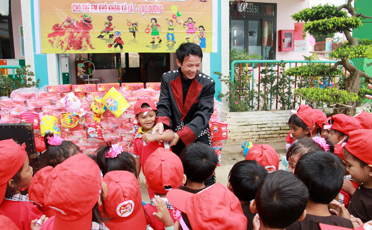 Ảo thuật gia Nguyễn Cường biểu diễn phục vụ học sinh mầm non trường vùng sâu huyện Lạc Dương. Ảnh: M.Đạo