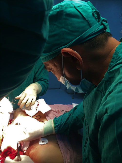 Các bác sĩ tại Bệnh viện II Lâm Đồng phẫu thuật cứu sống 2 bệnh nhân