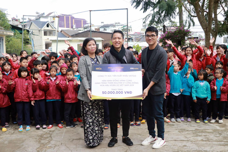 Nhà tài trợ cùng Ban Tổ chức Cuộc thi Hoa hậu Hoàn vũ Việt Nam 2019 trao 50 triệu đồng cho Trường Khiếm thính  Lâm Đồng