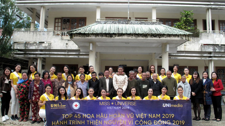 Các thí sinh Cuộc thi Hoa hậu Hoàn vũ Việt Nam năm 2019 chụp ảnh lưu niệm cùng lãnh đạo Sở Lao động - Thương binh và Xã hội, Hội Chữ thập đỏ, Trung tâm Bảo trợ Xã hội và đối tượng nuôi dưỡng ở Trung tâm