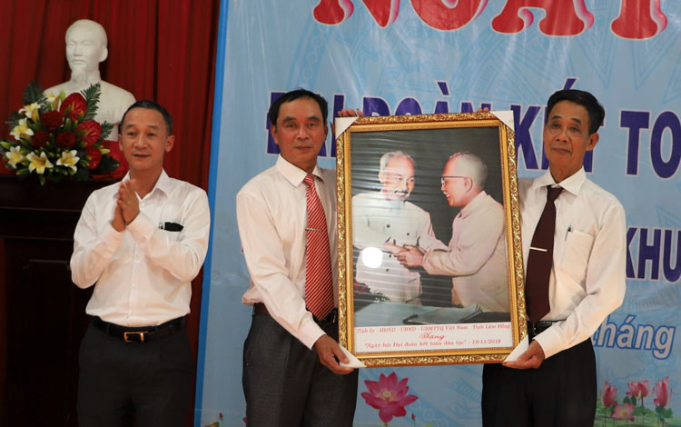 Phó Bí thư Tỉnh ủy Trần Văn Hiệp trao tặng cán bộ, nhân dân thôn 2 bức ảnh “Bác Hồ và Bác Tôn”