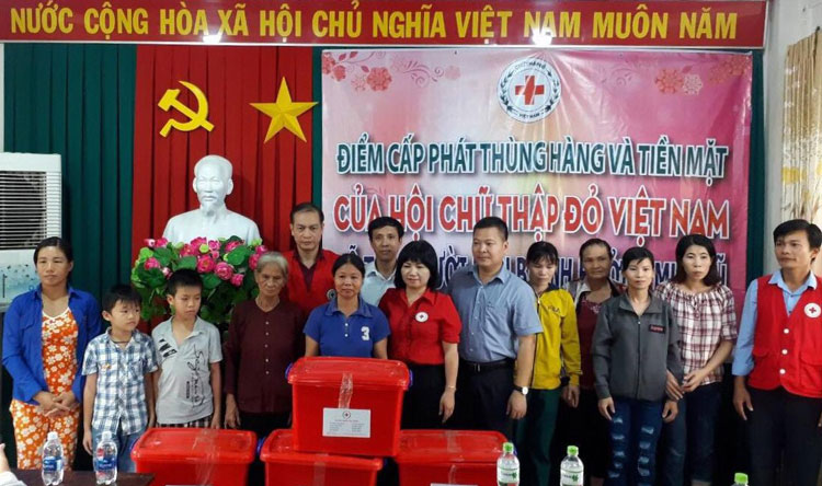 Hội Chữ thập đỏ Việt Nam trao hàng cứu trợ của Dự án cho bà con bị thiệt hại do mưa lũ ở Đạ Tẻh