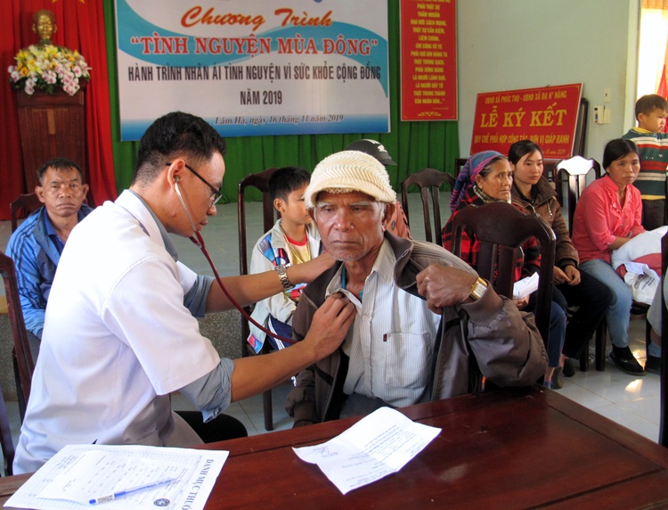 Thầy thuốc trẻ tình nguyện khám bệnh cho đồng bào dân tộc thiểu số xã Phúc Thọ (Lâm Hà)