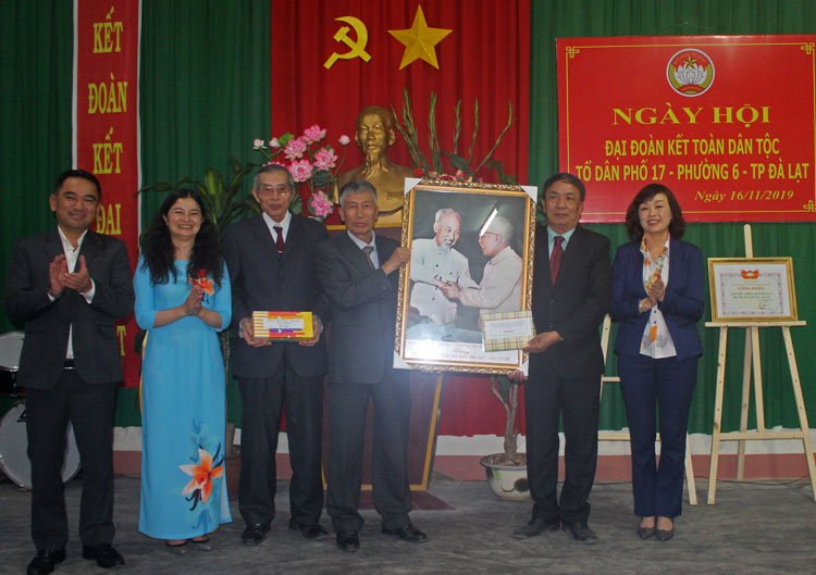 Bí thư Thành ủy Đà Lạt Huỳnh Thị Thanh Xuân trao tặng bức ảnh Bác Hồ - Bác Tôn, biểu tượng của tỉnh đoàn kết cho cán bộ và nhân dân Tổ 17.