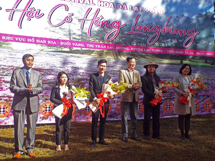 Lãnh đạo huyện Lạc Dương tặng hoa tri ân các nhà tài trợ đồng hành cùng mùa hội