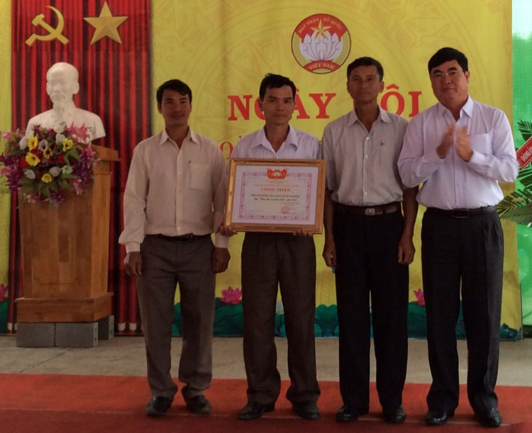 Đồng chí Trần Đình Văn - Ủy viên Ban Thường vụ, Chánh Văn phòng Tỉnh ủy trao bằng công nhận đạt khu dân cư kiểu mẫu