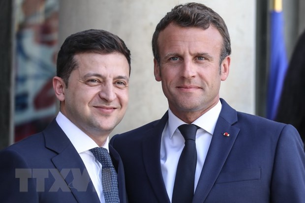 Tổng thống Ukraine Volodymyr Zelensky (trái) và Tổng thống Pháp Emmanuel Macron