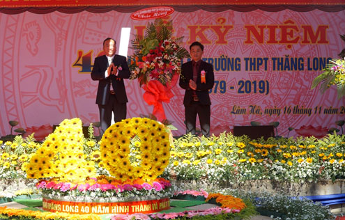 Ông Đinh Đức Chí- UVBTV, Phó chủ tịch UBND huyện Lâm Hà thay mặt huyện Lâm Hà tặng hoa chúc mừng