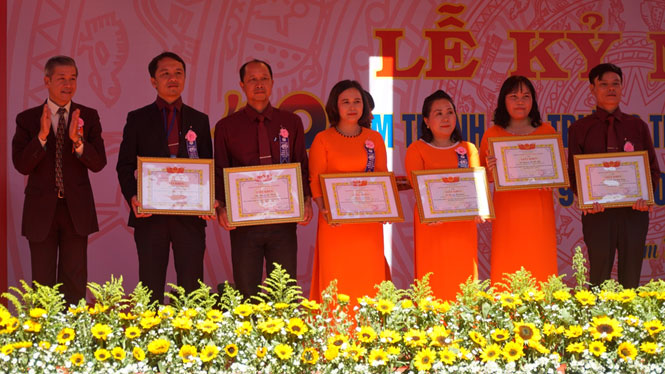 Lãnh đạo Sở GD&ĐT tỉnh Lâm Đồng tặng giấy khen cho các cá nhân có thành tích xuất sắc nhân Kỷ niêm 40 năm thành lập Trường THPT Thăng Long - Lâm Hà