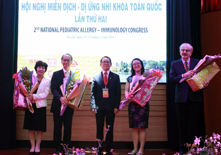 GS-TSKH-BS Dương Quý Sỹ, Trưởng Ban Tổ chức Hội nghị tặng hoa cho lãnh đạo Chi hội Miễn dịch - Dị ứng Nhi khoa và các chuyên gia quốc tế