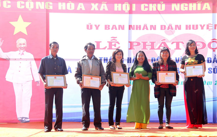 Bà Lâm Thị Phước Linh - TUV, Phó Chủ tịch UBND huyện, Trưởng Ban vì sự tiến bộ phụ nữ của huyện Di Linh tặng Giấy khen cho các gia đình đã có thành tích xuất sắc trong công tác bình đẳng giới.