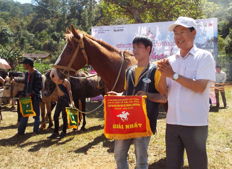 Ông Phạm Triều - Bí thư huyện ủy Lạc Dương trao giải nhất cho kỵ sĩ và chú ngựa Rambo