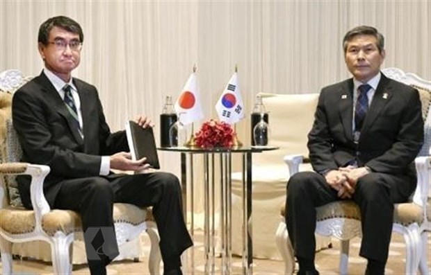 Bộ trưởng Quốc phòng Nhật Bản Taro Kono (trái) và Bộ trưởng Quốc phòng Hàn Quốc Jeong Kyeong-doo trong cuộc gặp tại Bangkok, Thái Lan, ngày 17/11/2019