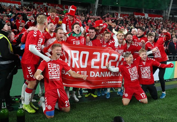 Đan Mạch giành vé đi tiếp ngay trên sân của Ireland