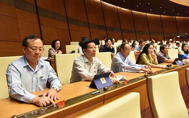 Đoàn đại biểu Quốc hội tỉnh Hưng Yên tham gia biểu quyết, chiều 18-11