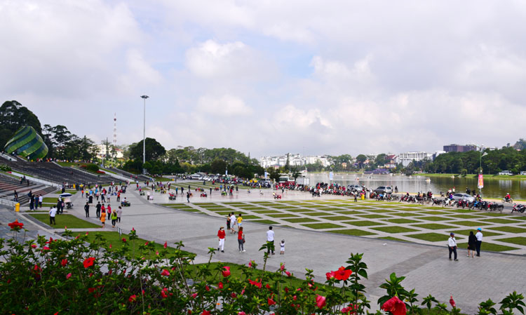 Tiểu cảnh hoa trên mặt nước Hồ Xuân Hương sẽ được lắp đặt khu vực trước Quảng trường Lâm Viên