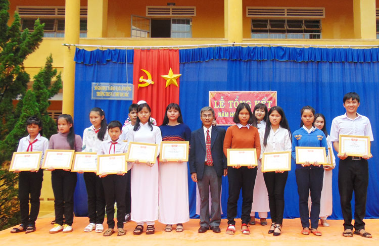Thầy Hiệu trưởng Lưu Thể phát thưởng cho học sinh Trường THCS&THPT Lộc Bắc. Ảnh: V.Hùng