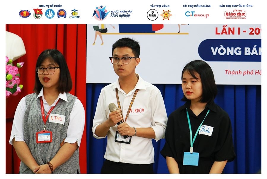 Các thành viên của Dự án Don Duong Travel tại Cuộc thi “Người Nhân văn khởi nghiệp”. Ảnh: V. Quỳnh