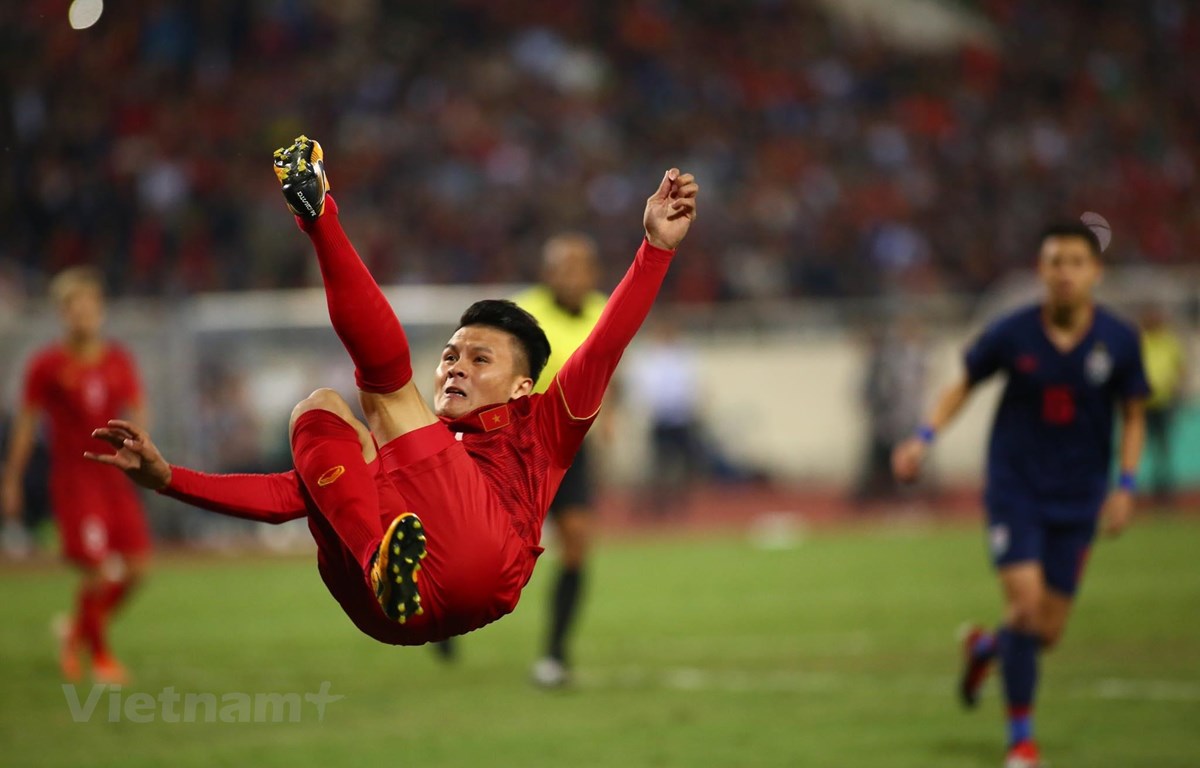 Quang Hải tung người móc bóng tạo cơ hội cho đồng đội