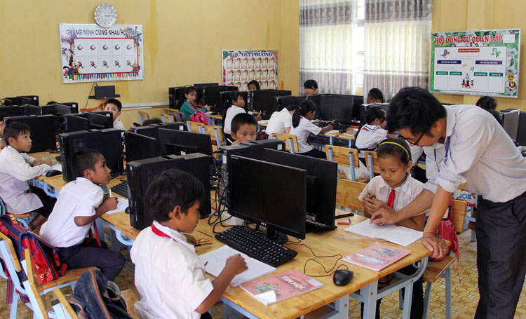 Giờ tin học tại Trường tiểu học Liêng Srônh (huyện Đam Rông). Ảnh: Mai Văn Bảo
