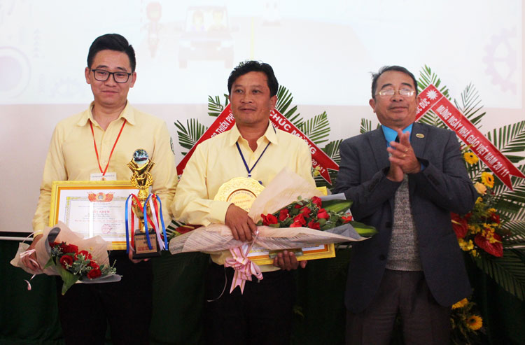 Ông Hồ Minh Châu – Chủ tịch LĐLĐ TP Đà Lạt, trao giải nhất và giải đặc biệt cho các thí sinh tham gia phần thi ô tô ở bảng A.