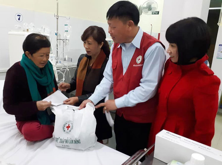 Lãnh đạo Ban Dân vận Tỉnh ủy và Hội CTĐ tỉnh thăm, tặng quà cho bệnh nhân tại Bệnh viện Đa khoa Lâm Đồng. Ảnh: D.Hiền