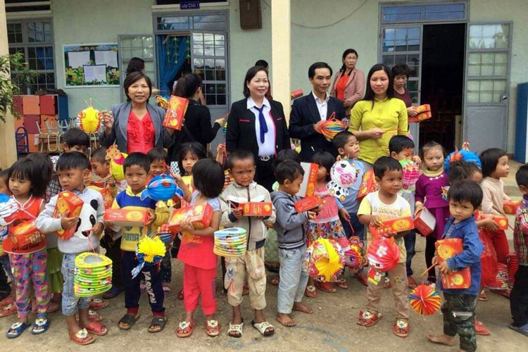Cô Ngọc (giữa) với chương trình Vầng trăng yêu thương cho trẻ em vùng DTTS. Ảnh: A.Nhiên