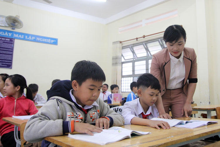 Cô Lê Thị Khánh Ly đã có hơn 11 năm gắn bó với học trò huyện nghèo Đam Rông. Ảnh: H.Yên