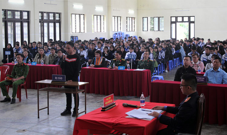 Phiên tòa giả định được tổ chức tại Trường THPT Bùi Thị Xuân (TP Đà Lạt) tuyên truyền về Luật Nghĩa vụ Quân sự