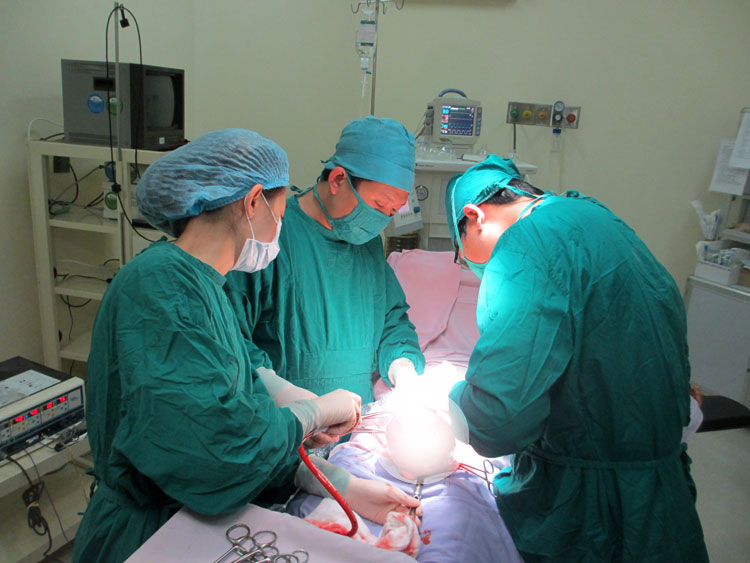 Các bác sỹ Bệnh viện Hoàn Mỹ Đà Lạt phẫu thuật thành công khố u sơ tử cung nặng 1,5 kg