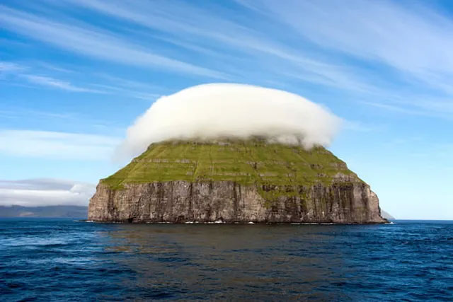 Kỳ lạ hòn đảo "đội mây" nằm giữa đại dương