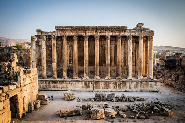 Trên một bục đá rộng hơn 7m, đền Jupiter ở Baalbek, Lebanon, được biết đến là khu bảo tồn La Mã cổ đại lớn nhất. Cho tới nay, người thiết kế ngôi đền cũng như thời điểm chính xác xây dựng công trình này vẫn còn là ẩn số. Ngôi đền có thể bắt đầu xây dựng vào khoảng năm 16 trước Công nguyên và gần hoàn thành vào khoảng năm 60 sau Công nguyên.
