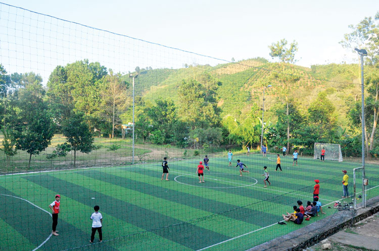 Sân bóng đá mini được đầu tư bài bản giúp các em có điều kiện phát triển về mặt thể chất. Ảnh: T.Linh