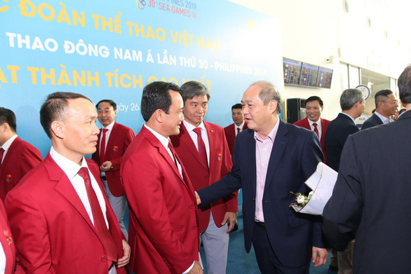 Ông Vương Bích Thắng, tổng cục trưởng Tổng cục TDTT bắt tay chúc đoàn lên đường hoàn thành nhiệm vụ