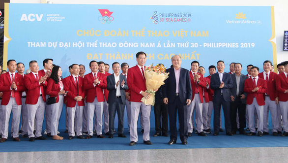 Đoàn Thể thao Việt Nam lên đường tranh tài tại SEA Games 30 - Ảnh 3. Lãnh đạo Tổng cục TDTT, Ủy ban Olympic Việt Nam chụp ảnh cùng đoàn TTVN trước khi lên đường tại sân bay Nội Bài