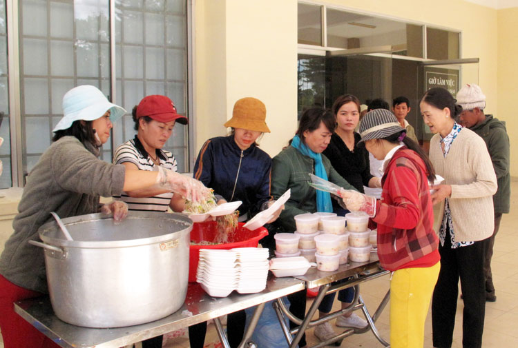 Nhóm từ thiện gia đình phát bữa chay cho người bệnh