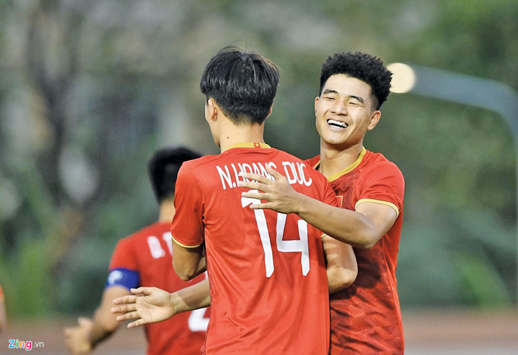 Tiền đạo Hà Đức Chinh vui mừng sau khi ghi bàn thắng thứ 4 vào lưới của U22 Brunei hôm 25/11