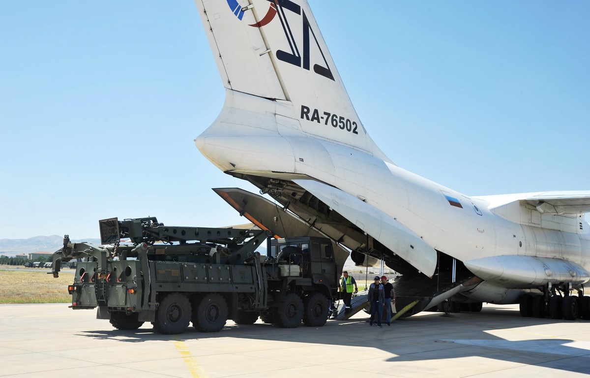 Máy bay vận tải Nga chở các bộ phận của Hệ thống phòng thủ tên lửa S-400 sau khi hạ cánh tại căn cứ không quân Murted ở Ankara, Thổ Nhĩ Kỳ ngày 27/8/2019